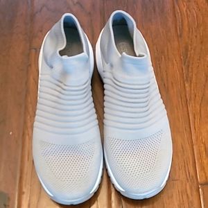 Cushionaire Sneakers, size 8.5.